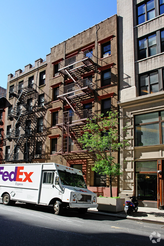 Building Photo - 228 W 17th St