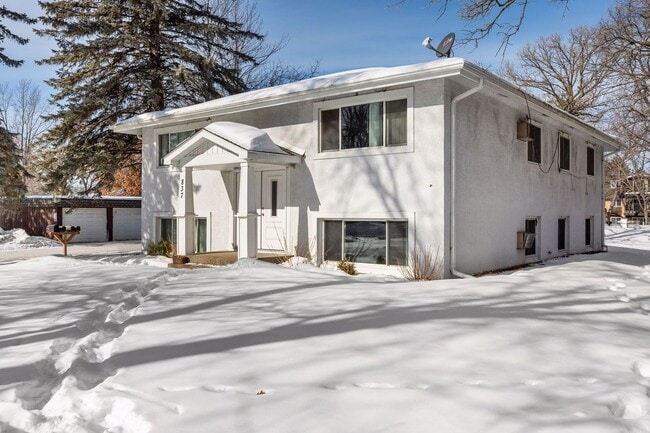 Foto del edificio - 2 Bedroom, Upper Level Unit for Rent in Coon Rapids! Everything Included but Electric & Internet!