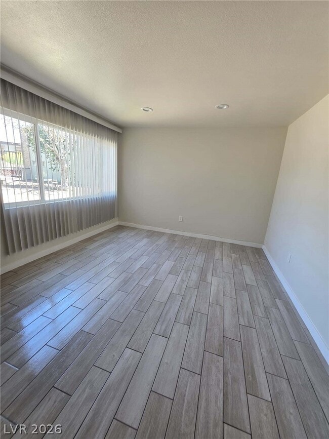 Foto del edificio - 1107 E Desert Inn Rd