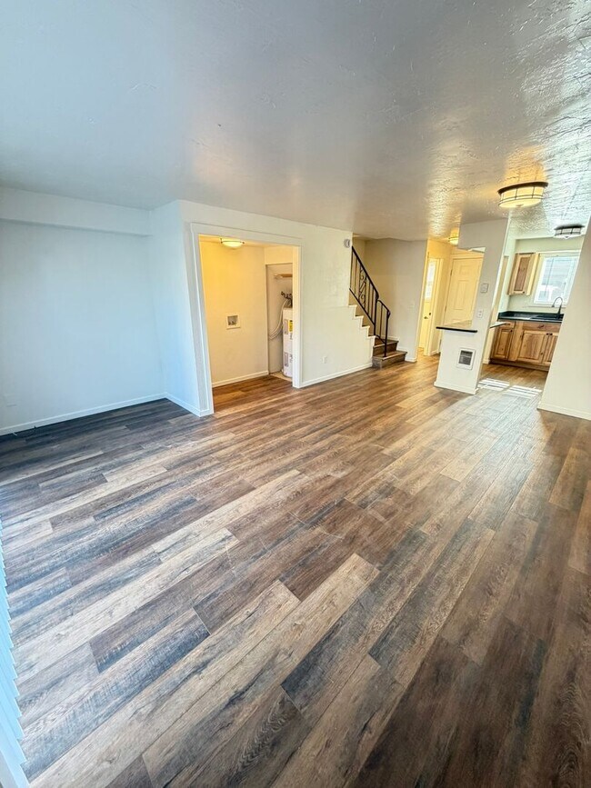 Foto del edificio - 2 Bedroom Town House! **MOVE IN SPECIAL**