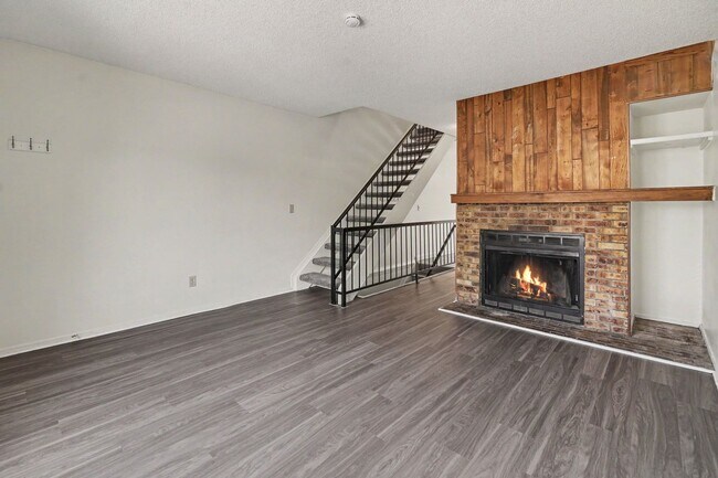 Foto del edificio - 2 Bedroom, 1.5 Bathroom Townhome with In-Unit Laundry & Private Patio