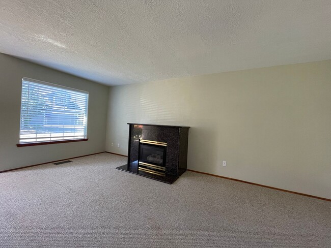 Building Photo - Bright 3 Bedroom 2.5 Bathroom House ~ Wash...