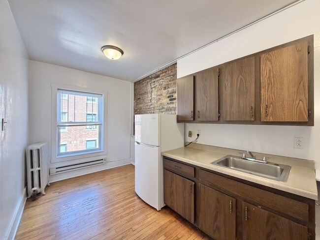 Building Photo - 938 W Cornelia Ave