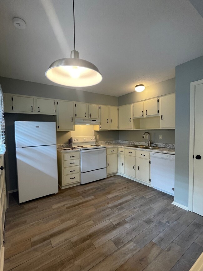Photo - 3646 Spottswood Ave (Memphis, TN) Apartment