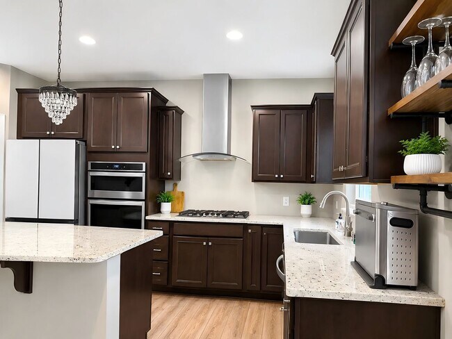 Foto del edificio - Beautiful 4Bed 3.5Bath Home in Victoria!