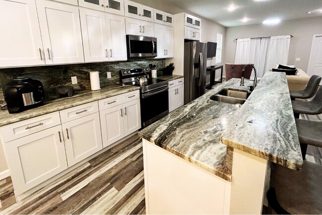 Foto del edificio - 2403 Mallory Ave