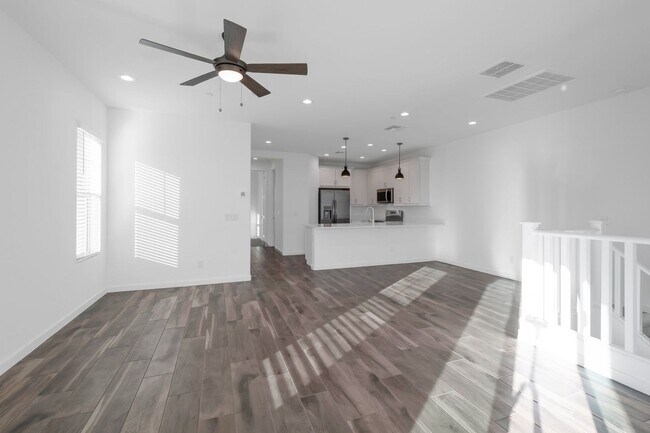 Building Photo - Like New Luxurious Modern 3 Bedroom 2 Bath...