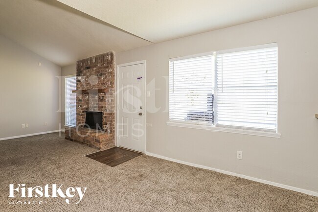 Foto del edificio - 13285 Lake Breeze Ln