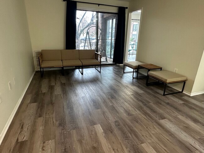 Foto del edificio - 8131 Needwood Rd