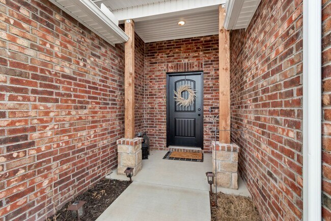 Building Photo - Move-In Ready Rental in Prime Location – 6...