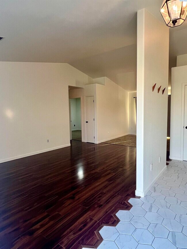 Building Photo - West Pasco rambler for rent
