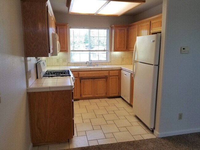 Building Photo - Clean and Comfortable Home - Attached Garage