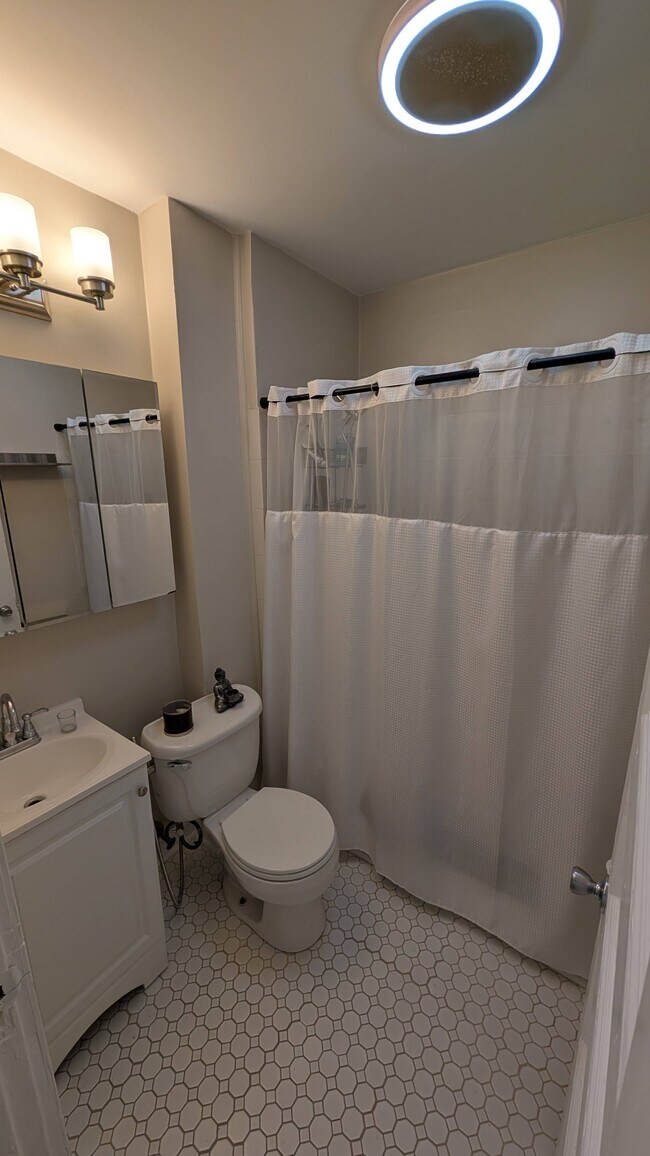 Building Photo - 54 Saxton St