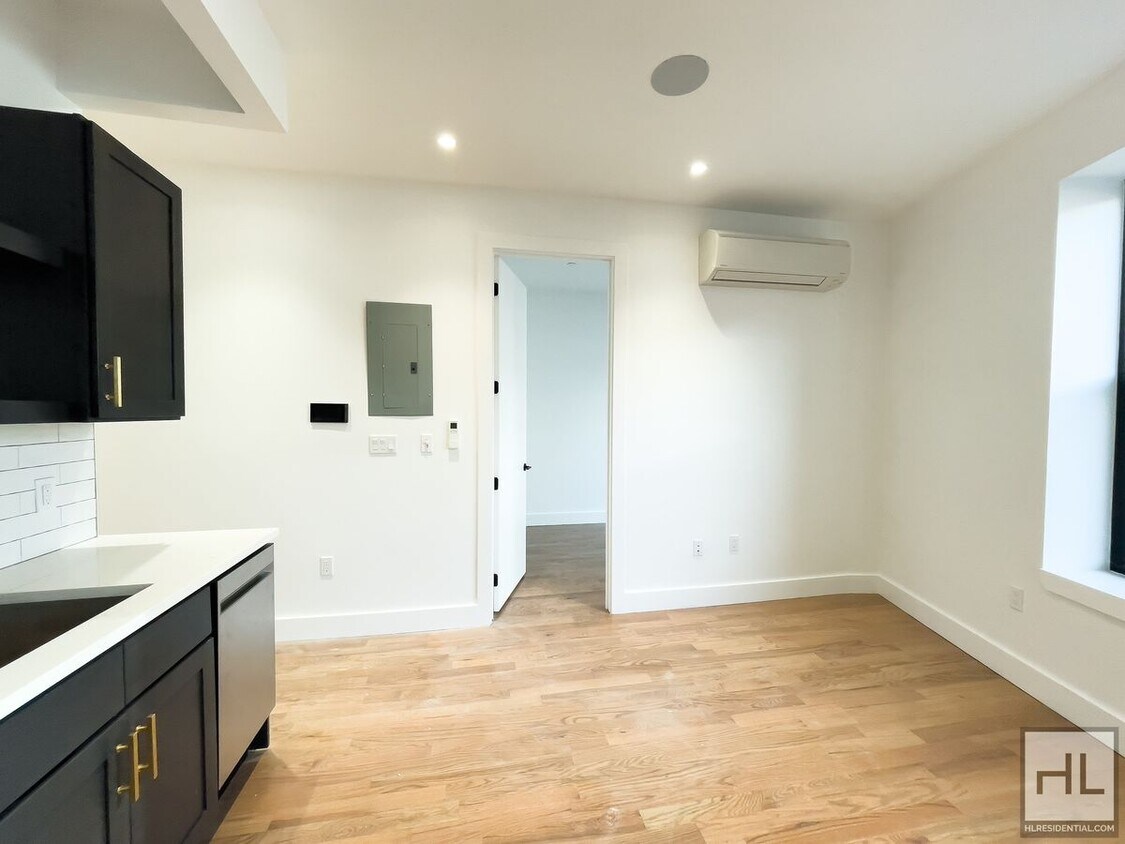 Spacious 3Bed 1.5 Bat / South Williamsbur... Room for Rent in