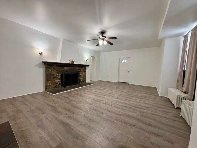 Building Photo - 2 Hollowbrook Pl