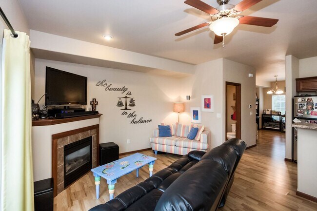 Foto del edificio - Luxury Iowa City townhouse close to UIHC and Kinnick