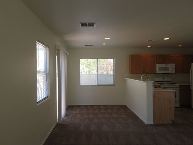 Foto del edificio - Great 2-Story Home