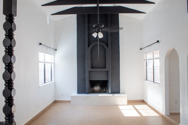 Building Photo - 10709 Lobo Ln