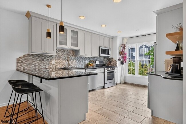 Foto del edificio - 100 Glenridge Ave