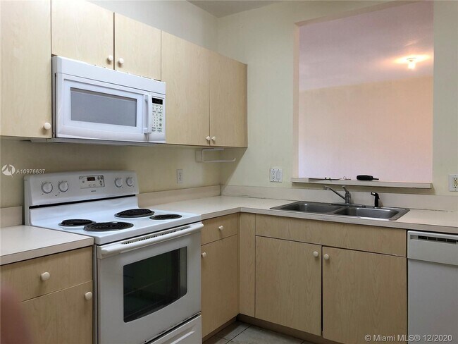 Building Photo - 1095 Golden Lakes Blvd