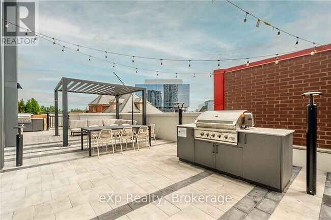 Photo du bâtiment - 15 Wellington St S