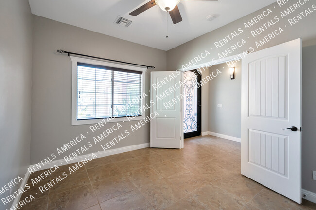 Building Photo - 16819 E Palm Beach Dr