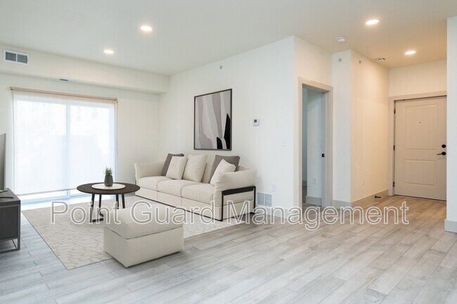 Foto del edificio - 1230 N Greenwich Rd