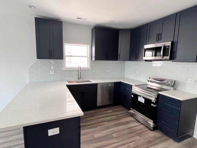 Building Photo - 3840 W Diversey Ave