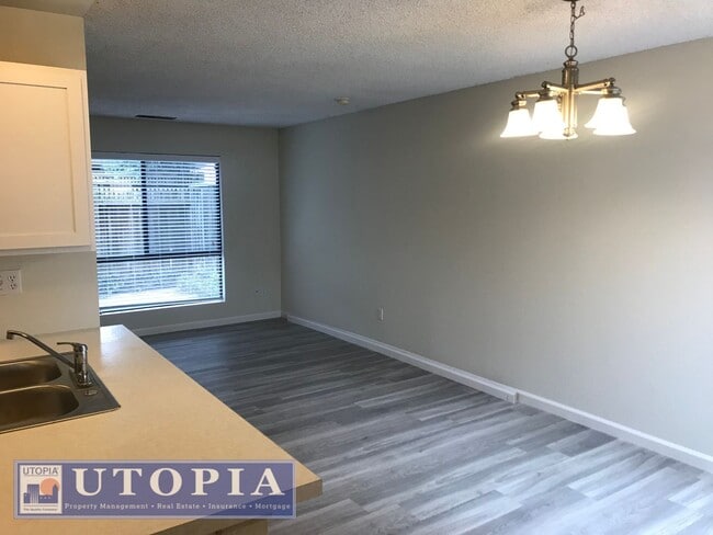 Foto del edificio - Charming and Conveniently Located Townhome...