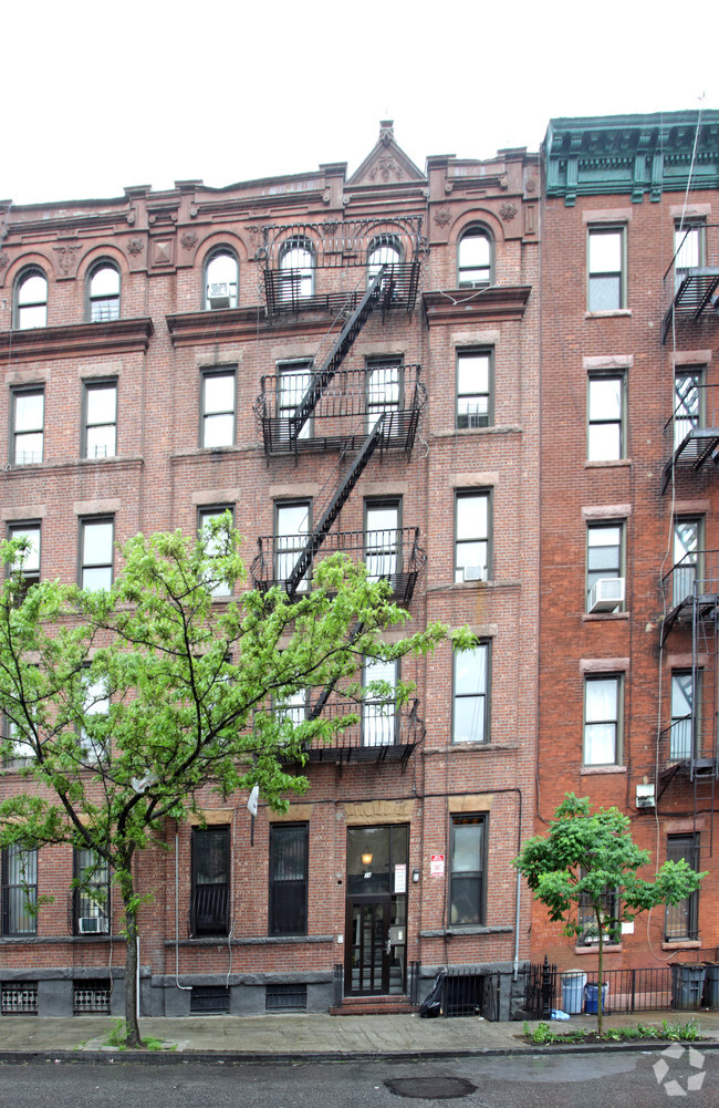 24 Rogers, ¡alejado - 24 Rogers Avenue