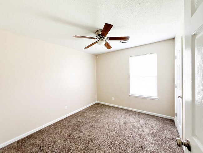 Building Photo - 3 Bedroom 1 Bathroom Home!