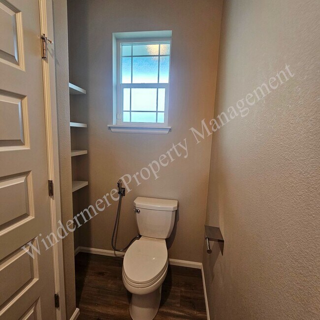 Foto del edificio - Spacious 4 Bedroom Home with Gas Fireplace, Office Space & 2-Car Garage!