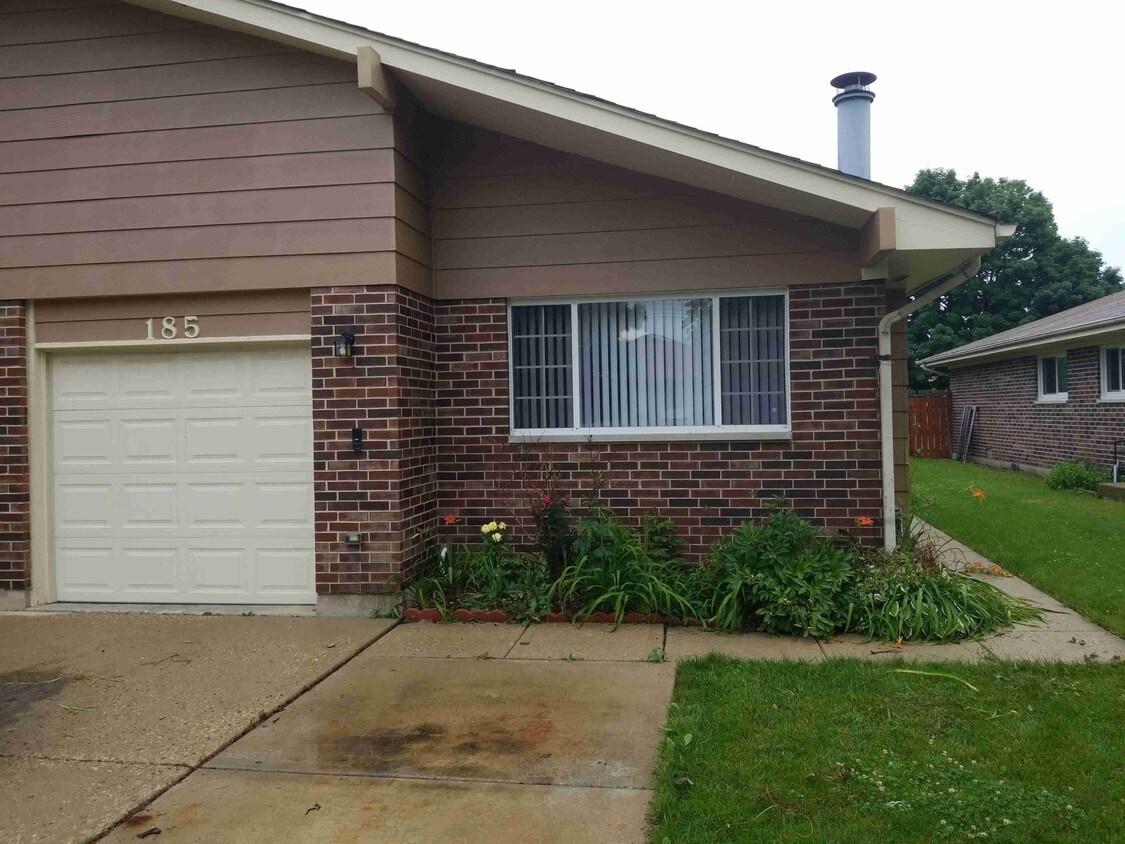 Primary Photo - 185 Paramount Dr