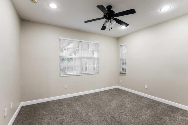 Building Photo - 6990 Julia Gardens Dr