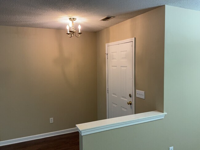Foto del edificio - 1706 Hargrove Dr