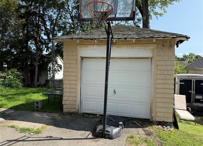 Foto del edificio - 127 Burbank Ave