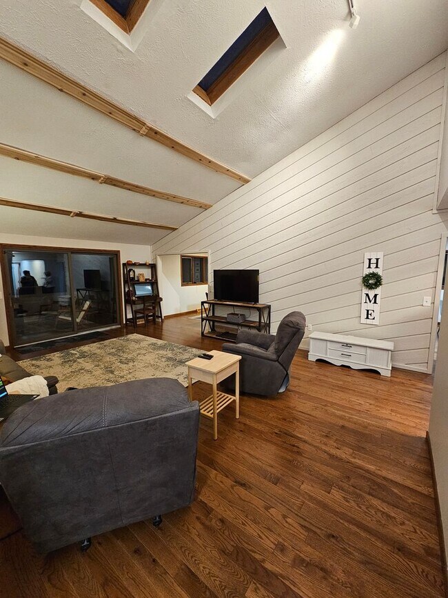 Building Photo - Remarkable 5 Bedroom Home For Rent in Mentor