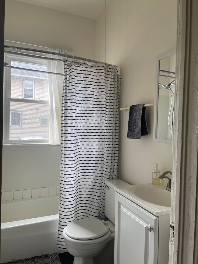 Vista del baño 1 - 1251 Spaight St