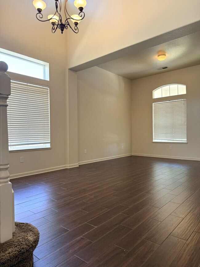 Foto del edificio - A must see 4/3 with a bedroom downstairs for convenience.
