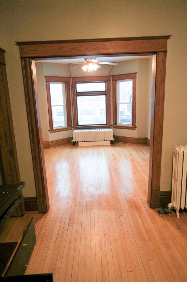 Building Photo - AVAILABLE JUNE - 2 Bed, 2 Bath + Den