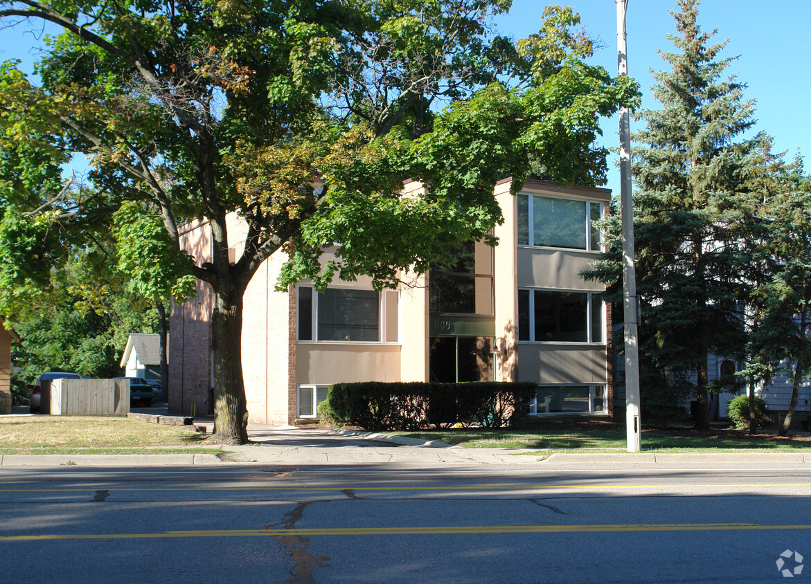 Primary Photo - 609 W Grand River Ave
