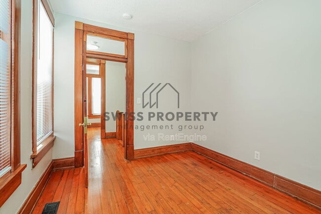 Foto del edificio - 804 E Main St