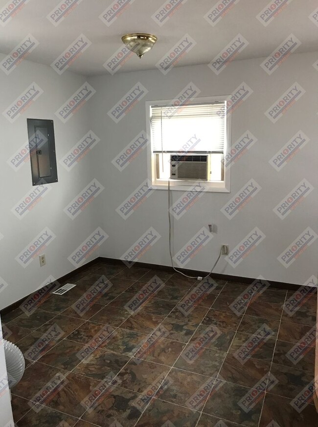 Building Photo - 3 bedroom, 2 bath 1,200 sqft