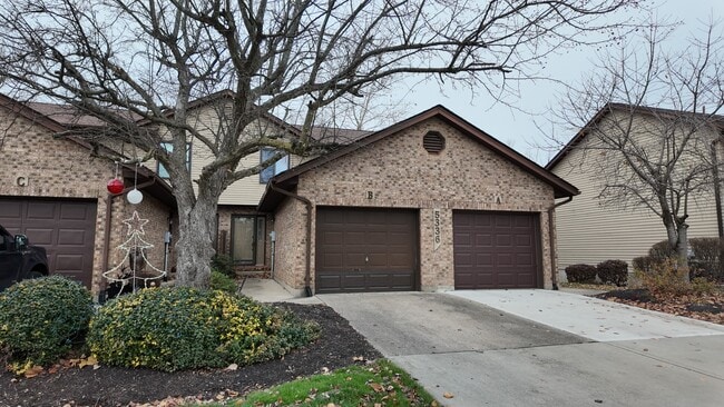 Foto del edificio - Spacious 2-Bed Townhome with Finished Basement, Pond View & Attached Garage in Fairfield