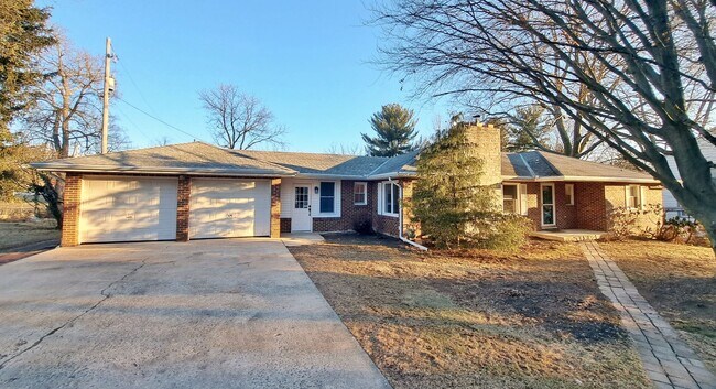 Foto del edificio - 3 Bed / 1-1/2 Bath Single Family Home w/ 2-Car Garage