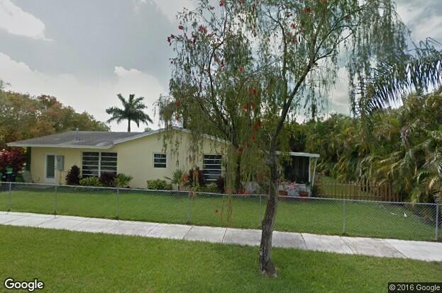 Oversized corner lot-tiled screened patio to right - 18556 SW 93rd Pl