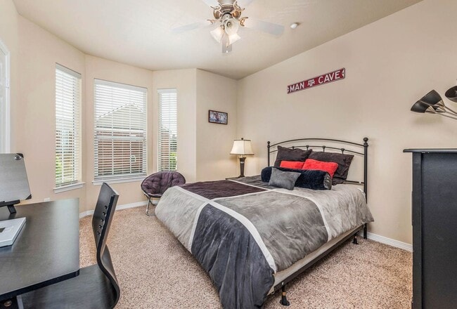 Foto del edificio - August 2026 4 bed Pre Lease at Lakeridge!