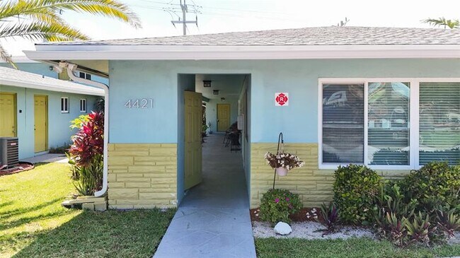 Foto del edificio - 4421 Poinciana St