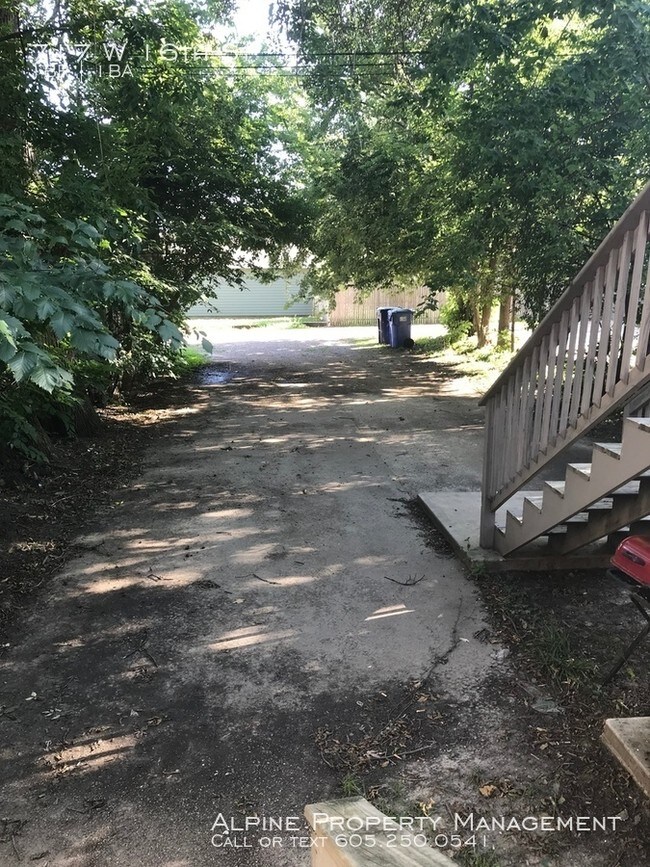 Building Photo - 717 W 16th St