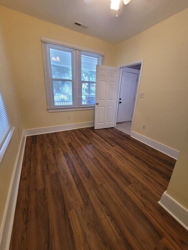Building Photo - 3 bedroom 2 bath home in downtown Wilmington